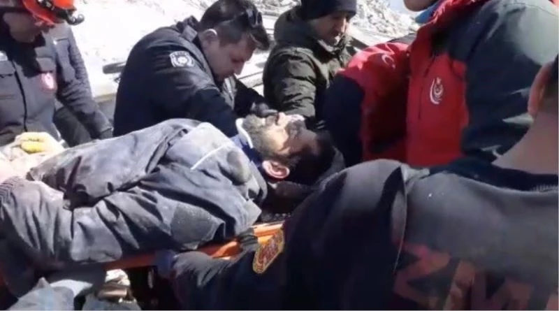 Hurdacının girdiği bina çöktü, enkazdan böyle çıkartıldı
