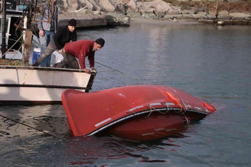 Gemi battığı zaman kullanılan filika alabora oldu
