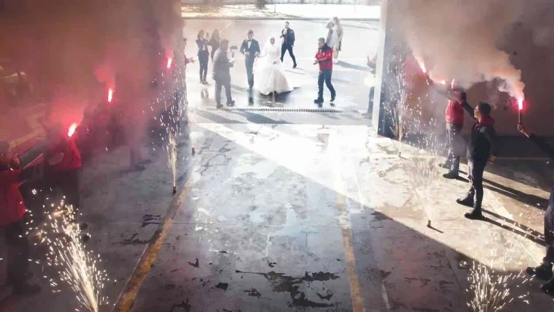Arkadaşları için gelinlik ve damatlıkla itfaiye müfrezesine gittiler
