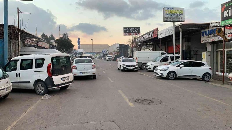 50 tonluk kamyonu elleri ile durdurmaya çalıştı, ezilmekten son anda kurtuldu
