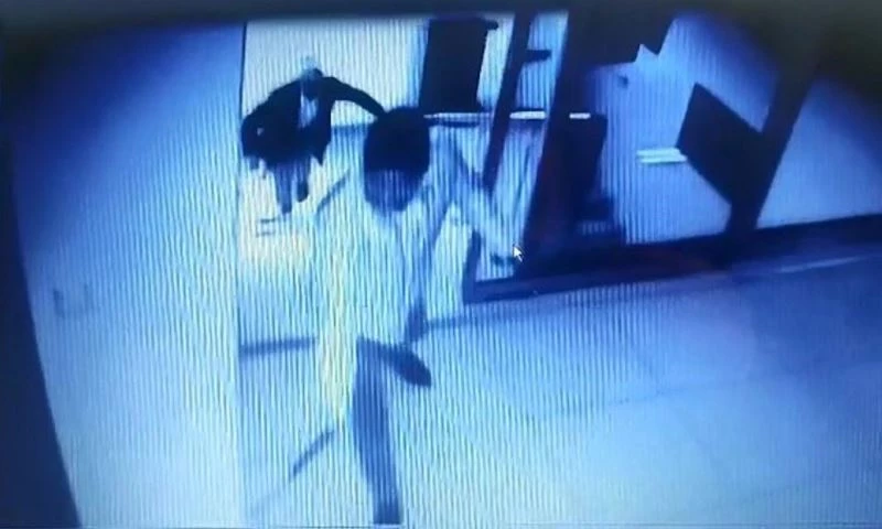 Belediye başkanına silahlı saldırıda bulunan şahsın belediye binasına girme anı güvenlik kamerasında
