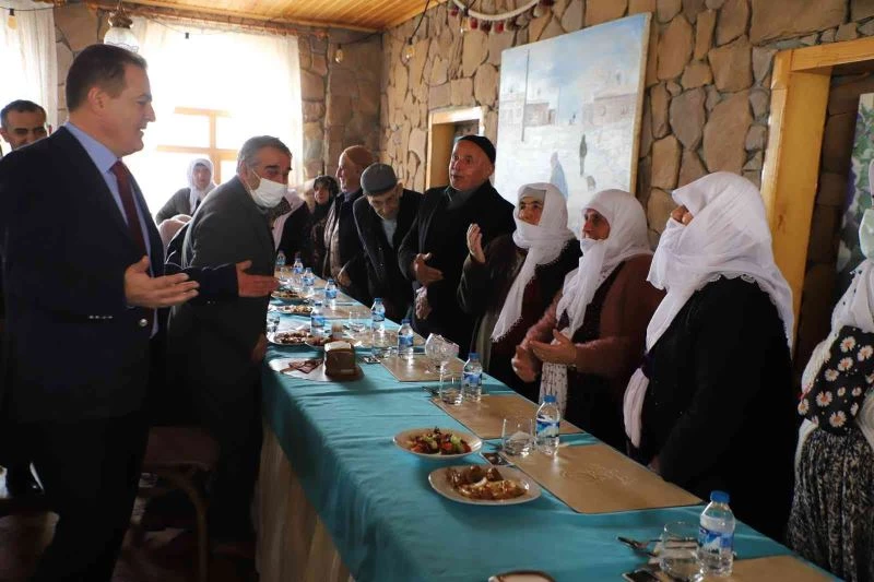 Vali Akbıyık yaşlılarla yemekte bir araya geldi
