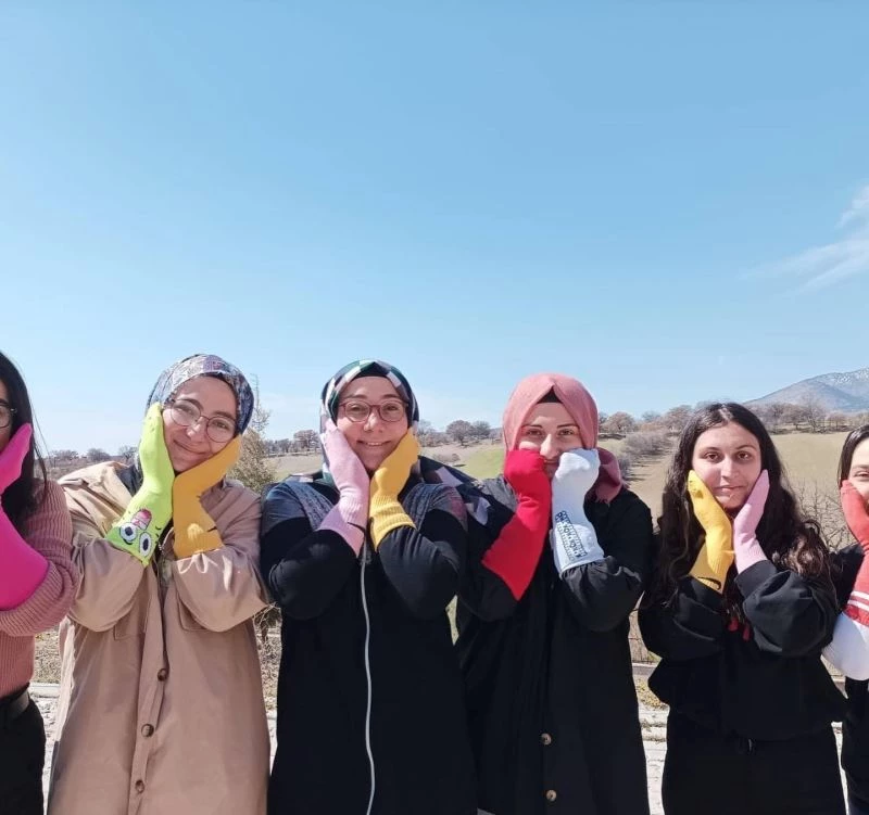 Gediz MYO öğrencileri, “farklı renk çoraplar” hareketine ortak oldu
