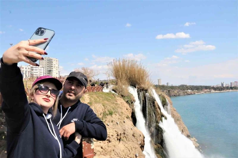 Antalya’nın ünlü Düden Kıyı Şelalesi’nde nevruz yoğunluğu
