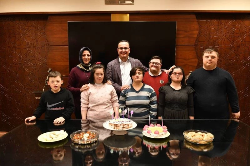 Down sendromlu çocuklardan başkana doğum günü sürprizi
