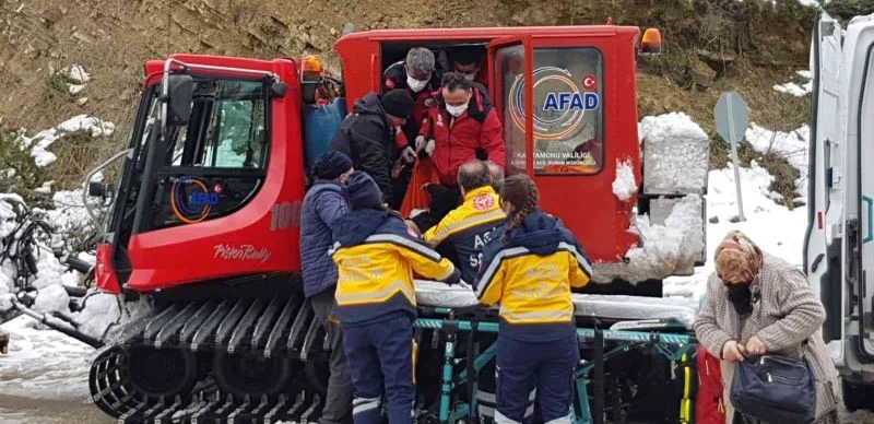 Yolları kapanan köylerdeki hastaların imdadına UMKE ve AFAD ekipleri yetişiyor
