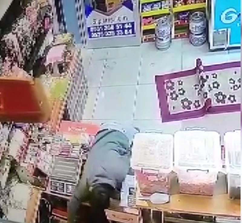 Kavgayı ayırmak isterken başına gelmeyen kalmadı
