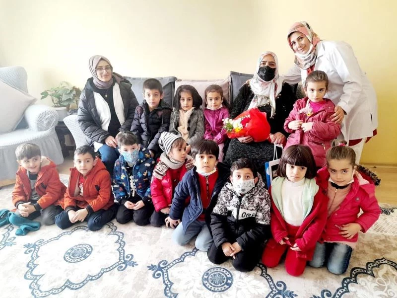 Tuşbalı miniklerden yaşlılara anlamlı ziyaret
