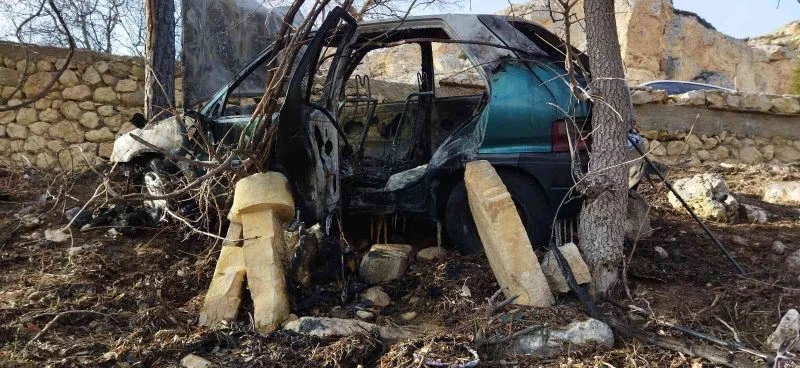 Mezarlığa uçan otomobil yanarak demir yığınına döndü
