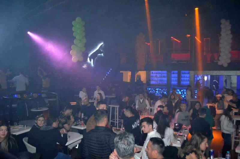 İranlılar Nevruz bayramını barlar sokağında kutladı
