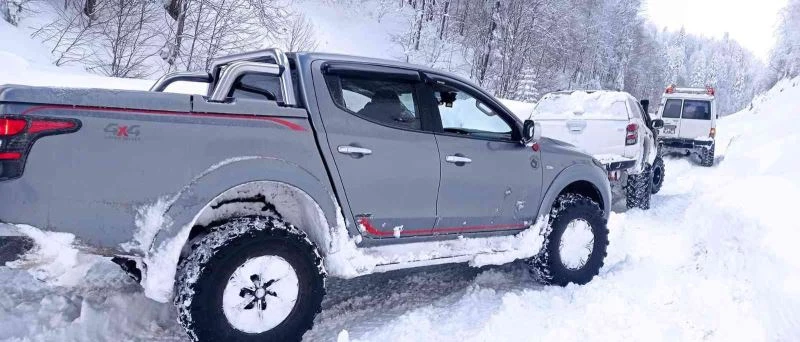 Offroad tutkunları 1,5 metre karda safari yaptı

