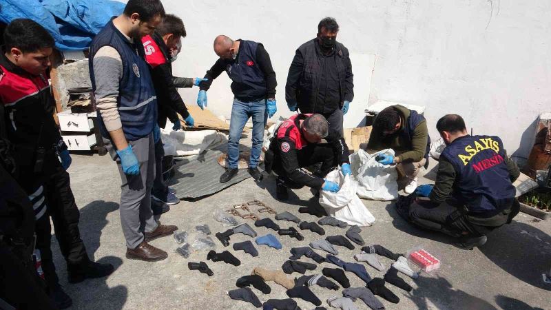 Mersin’de bir evde çoraplara sarılı 40 silah ele geçirildi

