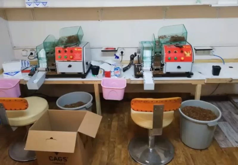 4 iş yeri ve 8 ikamete yapılan baskında binlerce kaçak makaron ele geçirildi
