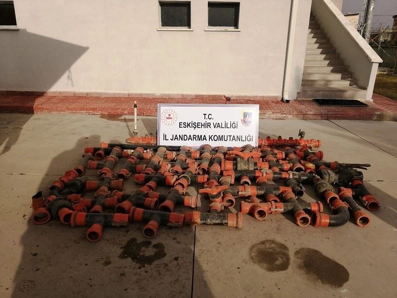 Tarladan çaldıkları boruları geri dönüşüm işletmesine satmışlar
