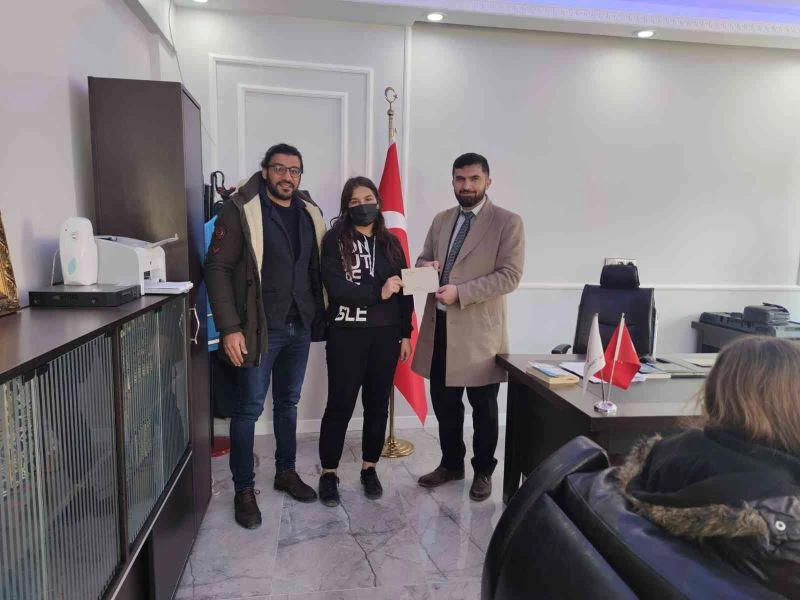 Şiir ve kompozisyon yarışmasında dereceye giren öğrenciler ödüllendirildi