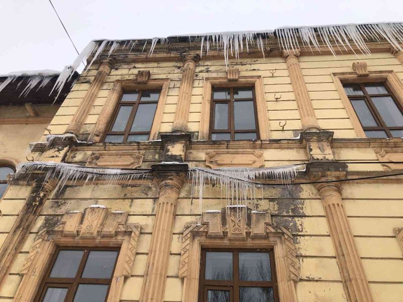 Kars’ta tarihi binadaki buz sarkıtları tehlike saçıyor
