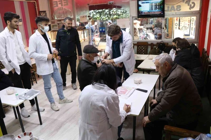 Hemşire adaylarından ücretsiz sağlık taraması ve eğitimi
