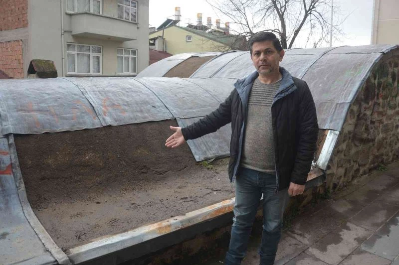 Tokat’ta 8 asırlık tarihi türbenin kurşun çatı levhaları çalındı
