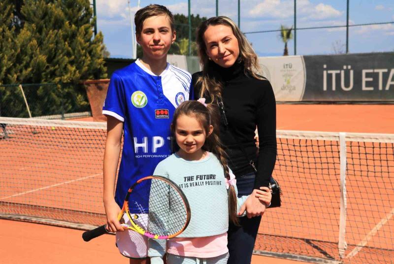 Ukraynalı tenisçi, ailesiyle birlikte savaştan kaçıp Adana’ya sığındı
