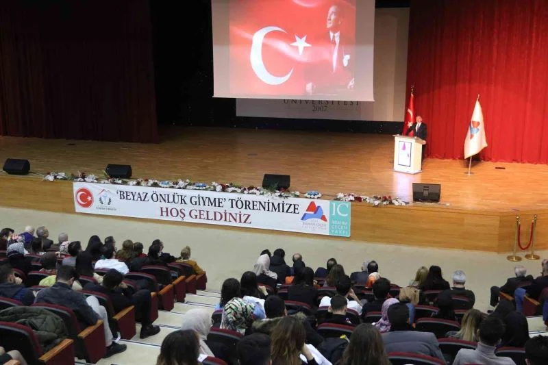 AİÇÜ’de Eczacılık Fakültesi Öğrencileri İçin “Beyaz Önlük Giyme” töreni düzenlendi
