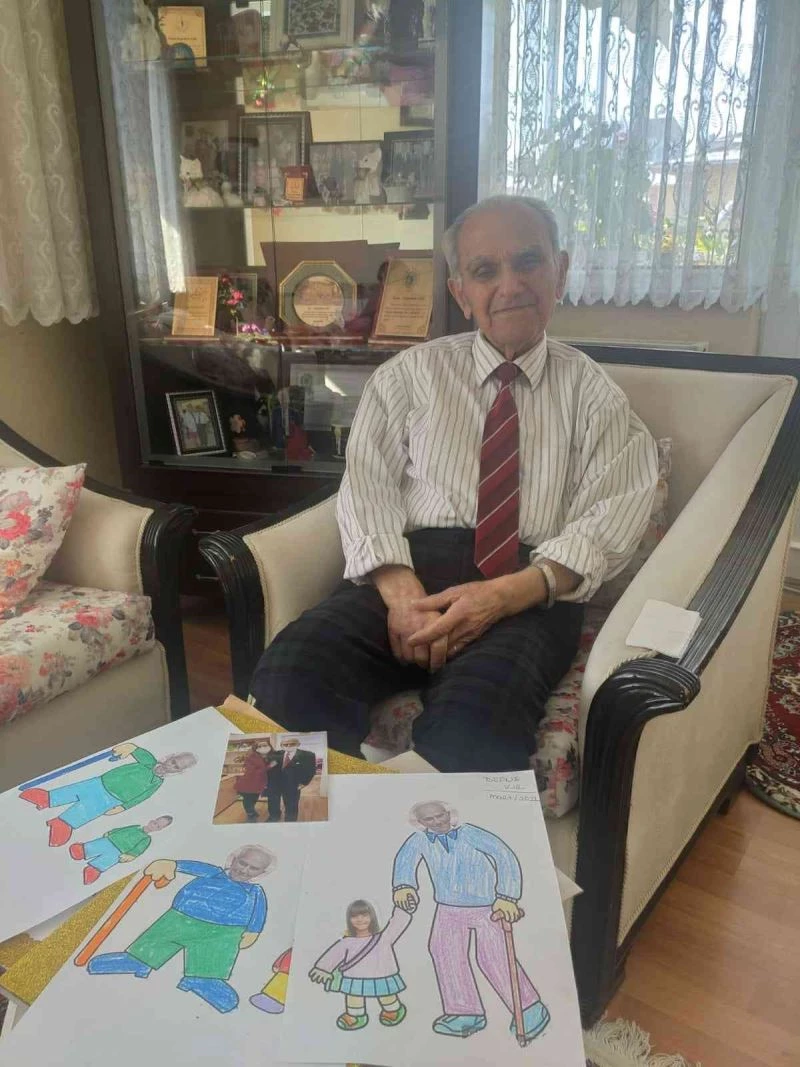 Minik öğrencilerden emekli öğretmen Hayrullah Saki’yi duygulandıran hediyeler
