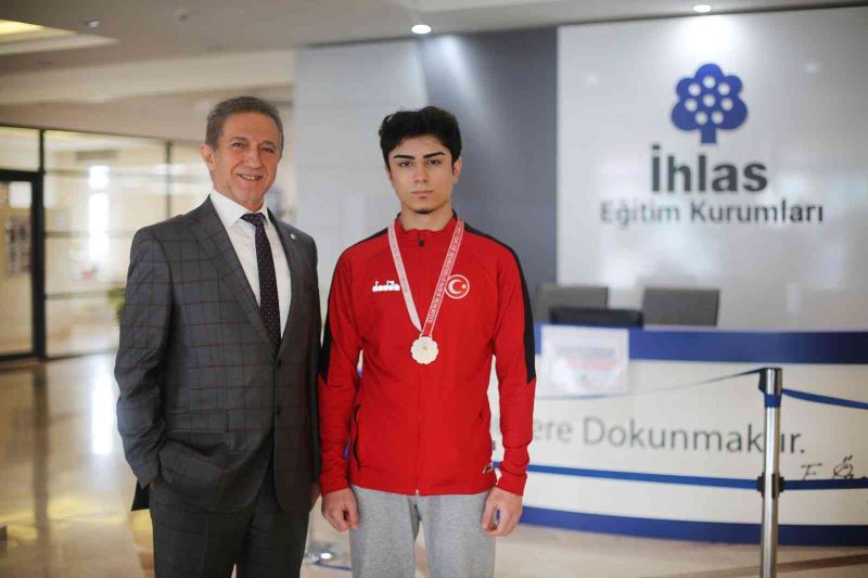 İhlas Koleji öğrencisi karatede Türkiye 3.’sü oldu
