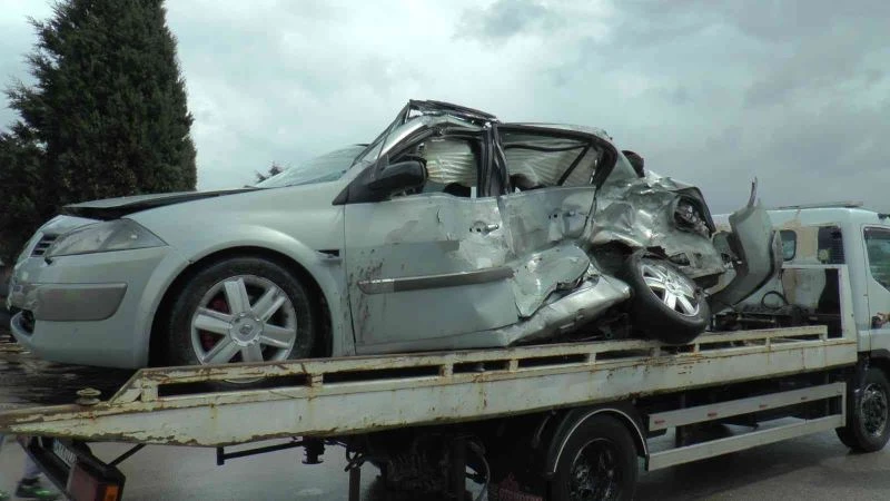 Tuzla’da ıslak zeminde kayan otomobil ile kamyon çarpıştı: 2 yaralı
