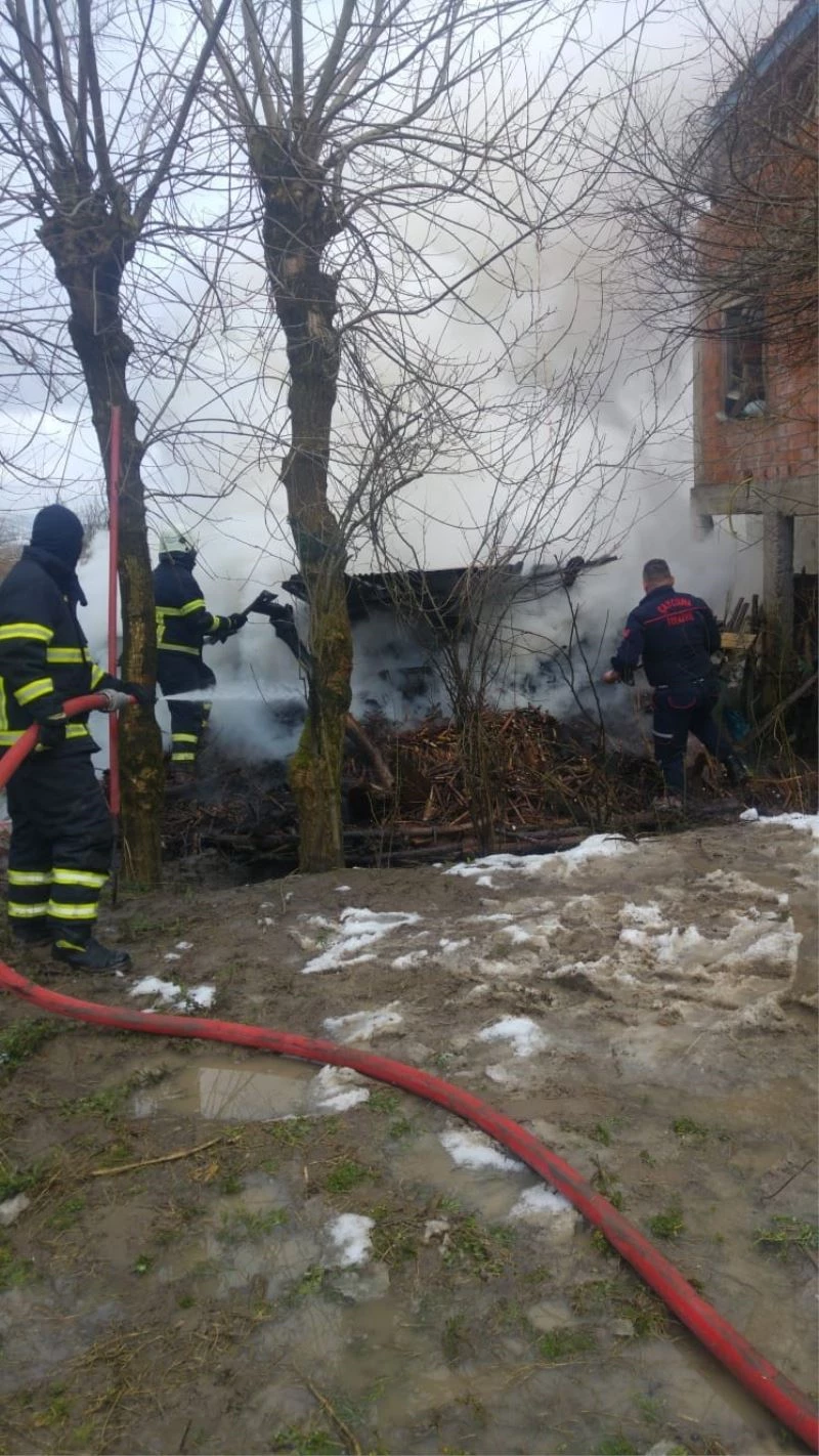 Odunluk yangını korkuttu
