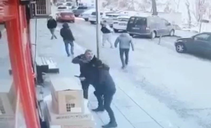 Sokak ortasında husumetlisinin peşinden silahla koştu
