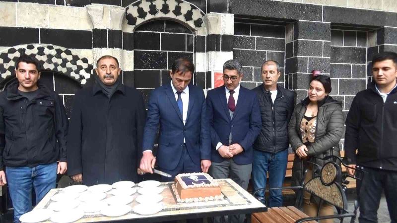 MHP Diyarbakır İl Teşkilatı, Ziya Gökalp’ın doğum gününü pasta keserek kutladı
