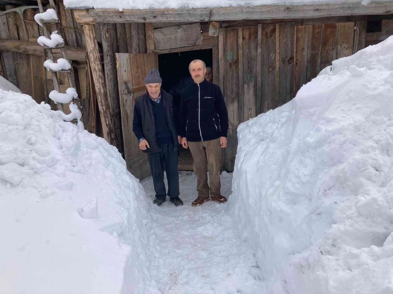 Artvin’de köylüler mahalle yollarını imcele usulü ile kendileri açtılar
