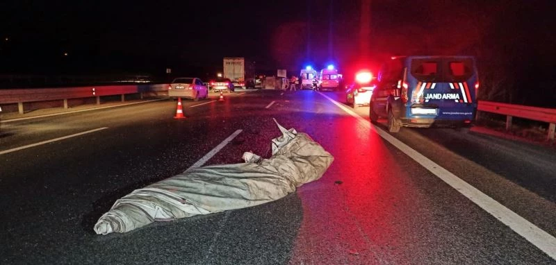 Kamyondan uçan branda hafif ticari araca takla attırdı
