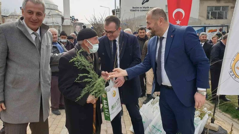 Orhaneli’de vatandaşlara 7 bin 600 adet fidan ücretsiz dağıtıldı
