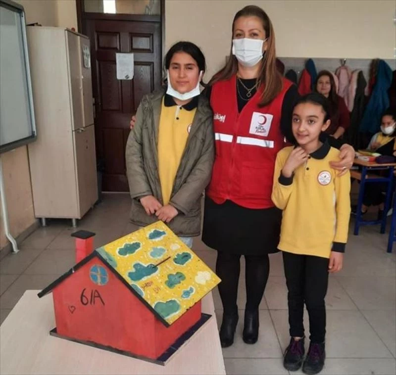 Okul harçlıklarıyla İdlib