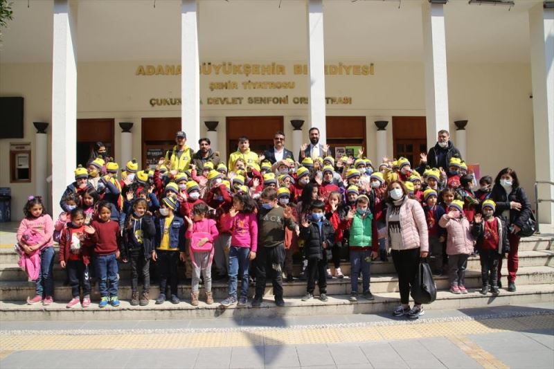 Adana Fenerbahçeliler Derneği çocukları tiyatroya götürdü