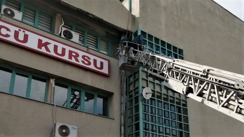 Erzincan’da tehlike saçan buz sarkıtları temizleniyor
