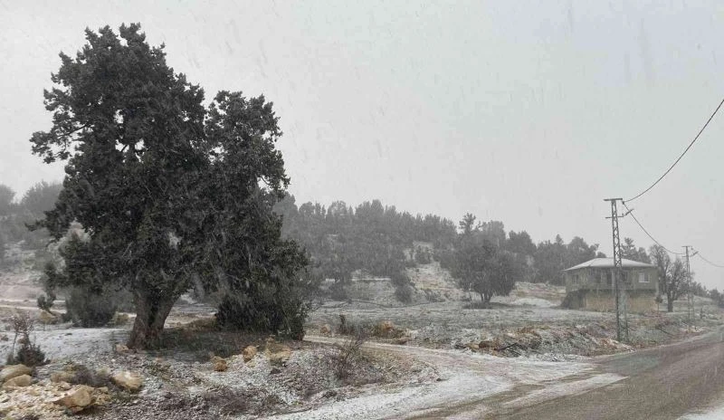 Mersin’de aniden kar bastırdı, doğa beyaza büründü
