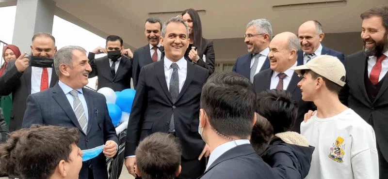 Öğrencilerden Bakan Özer’i gülümseten istek: “Müzikten bırakıyorlar, sınıfta kalma olmasın