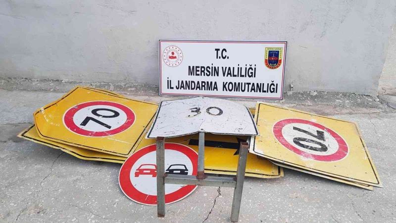 Mersin’de trafik uyarı levhalarını çalan şüpheli gözaltına alındı
