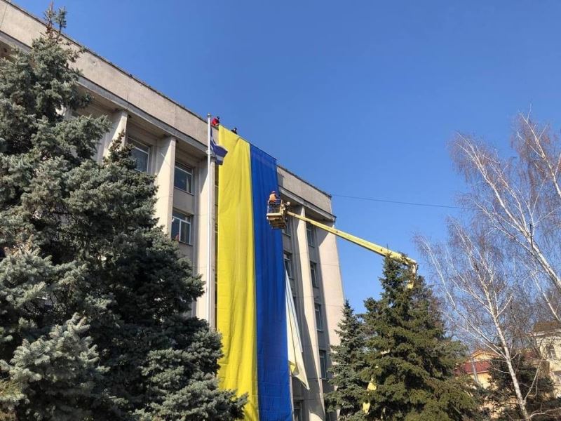 Herson’da belediye binasına yeniden Ukrayna bayrağı asıldı
