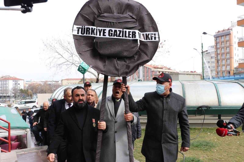 Şehit ve gazi ailelerinden Türk Tabipleri Birliği’ne siyah çelenk
