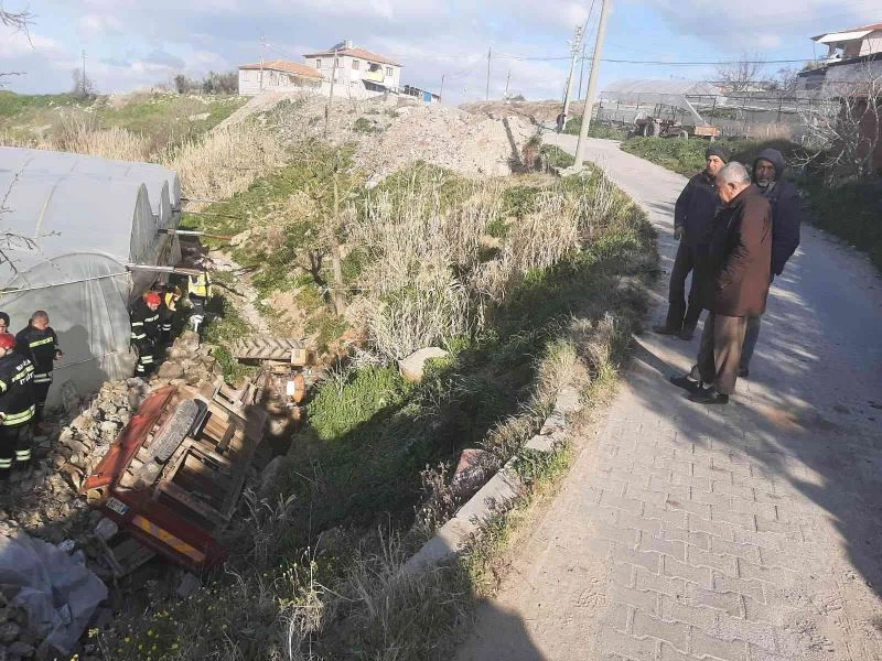Şarampole devrilen traktörünün altında kalarak hayatını kaybetti
