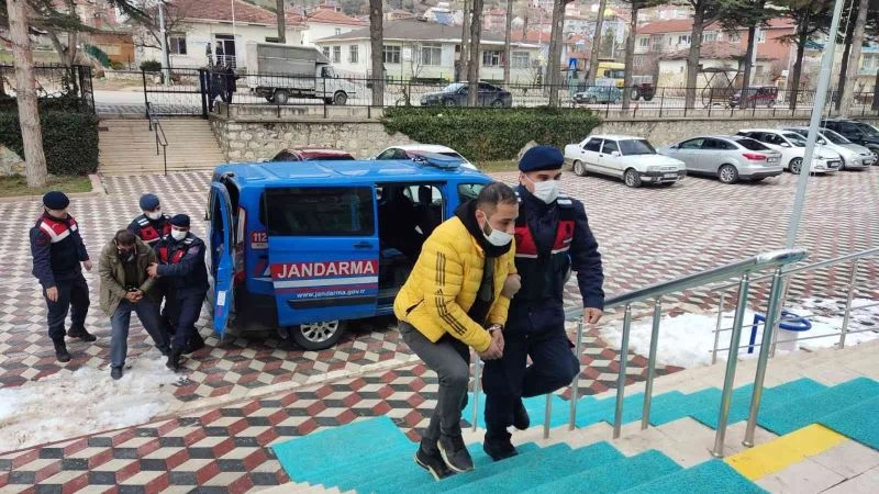 Su motorunu parçalayıp araca yüklerken suçüstü yakalandılar
