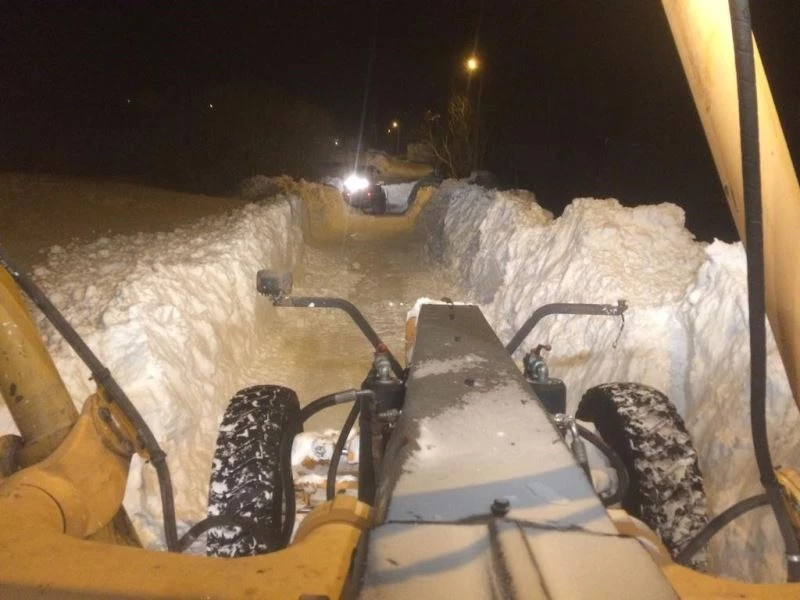 Ardahan-Şavşat karayolu ulaşıma kapandı: Bir ilçede okullar tatil edildi
