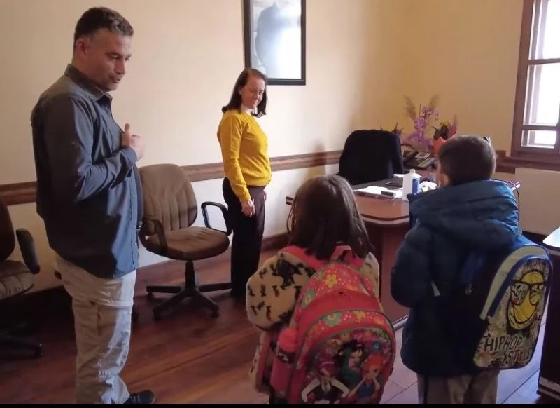 İki meraklı minikten valiliğe çat kapı ziyaret
