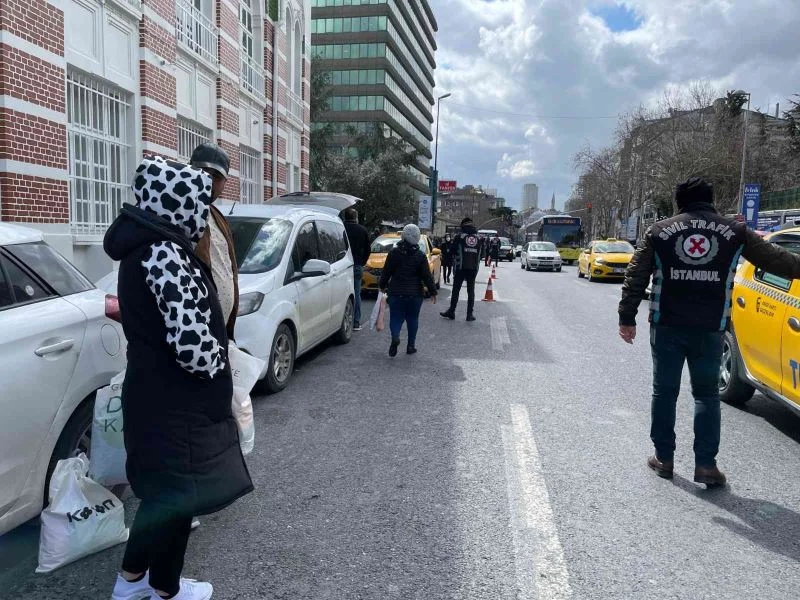 Şişli’de turistleri almayan taksici  yakalanınca polise isyan etti
