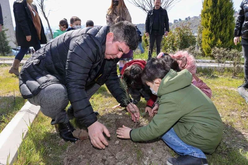 Başkan Kılıç, miniklerle fidan dikti
