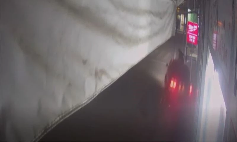 Kontrolden çıkan otomobil kaldırımdaki yayaya çarptı
