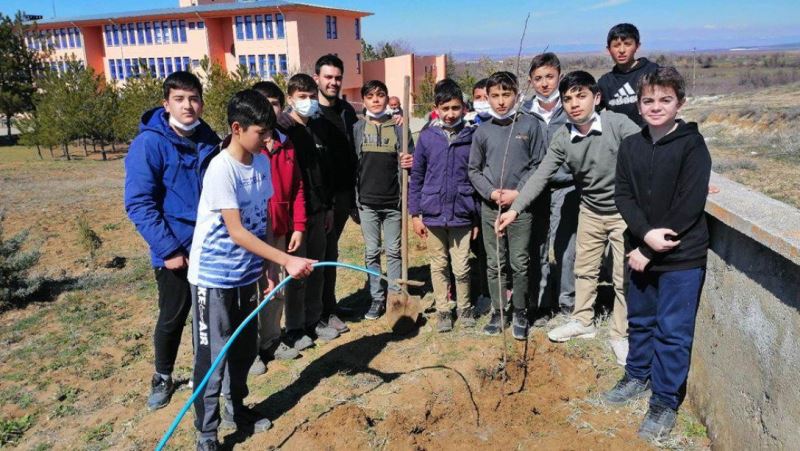 Öğrenciler okullarının bahçesini ağaçlandırdı
