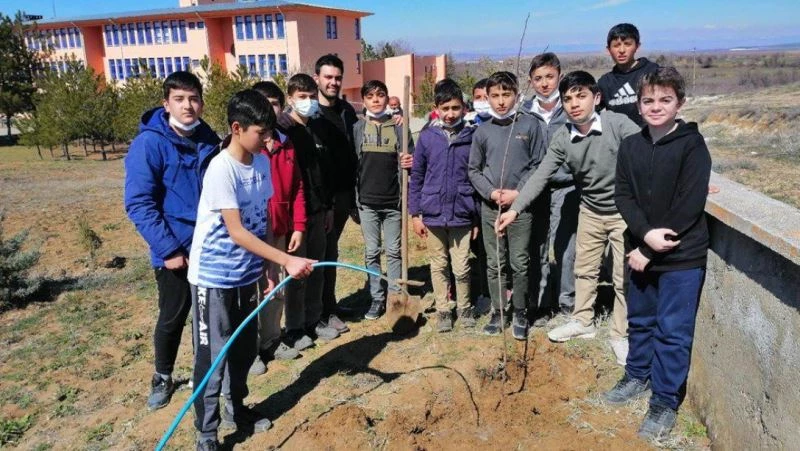 Öğrenciler okullarının bahçesini ağaçlandırdı
